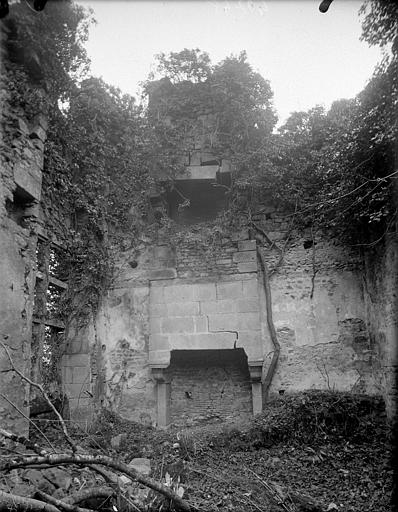 Vue intérieure d'une salle : Cheminée