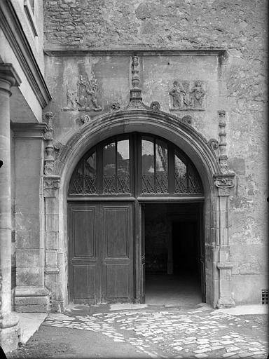 Porte donnant sur la cour