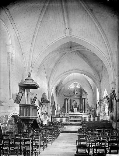 Vue intérieure de la nef vers le choeur