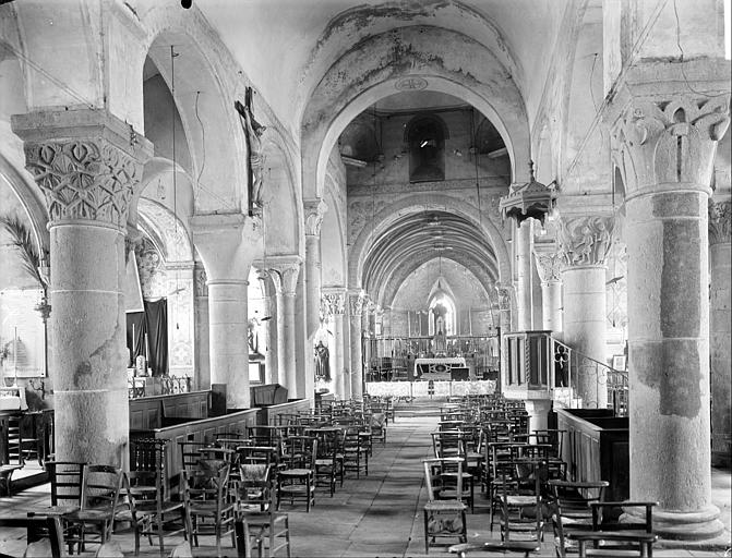 Vue intérieure de la nef vers le choeur