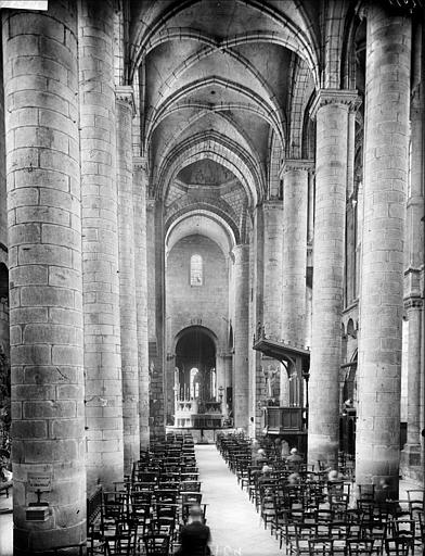 Vue intérieure de la nef vers le choeur