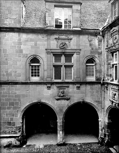 Façade nord sur la cour d'honneur : Arcades de la galerie et fenêtres