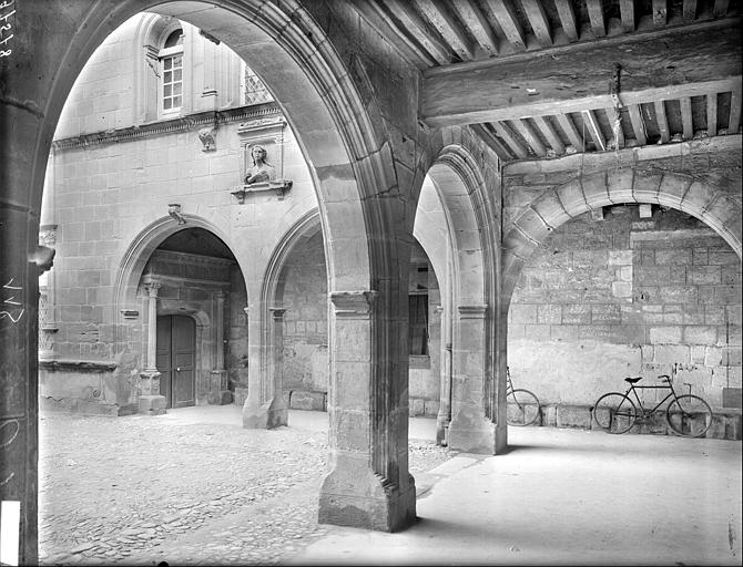 Cour d'honneur : Vue intérieure de la galerie