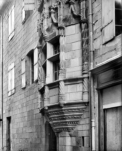 Façade sur rue : Base de la tour et encorbellement