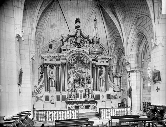 Vue intérieure du choeur : Retable, autel et tabernacle