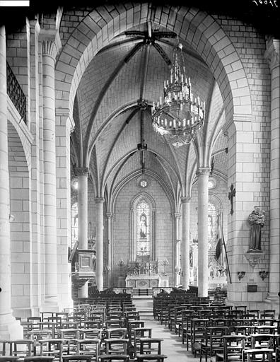 Vue intérieure de la nef vers le choeur