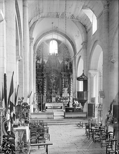 Vue intérieure de la nef vers le choeur