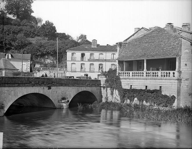 Vue d'ensemble avec le pont sur la Dronne