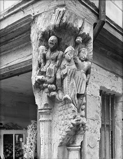 Poteau cornier en bois sculpté : La lapidation de saint Etienne