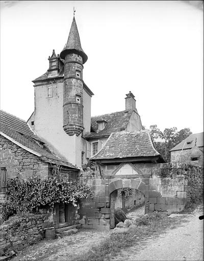 Entrée et tour carrée avec échauguette