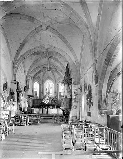 Vue intérieure de la nef vers le choeur