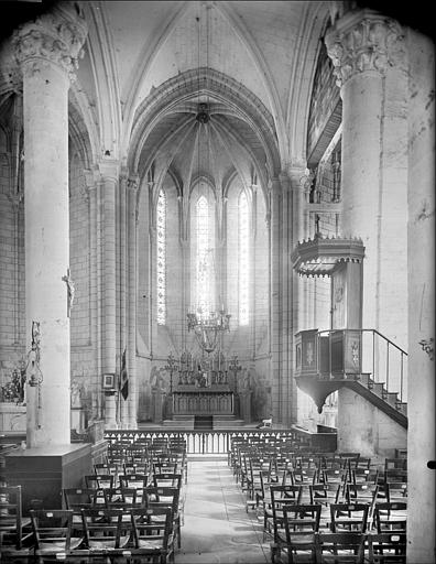 Vue intérieure de la nef vers le choeur