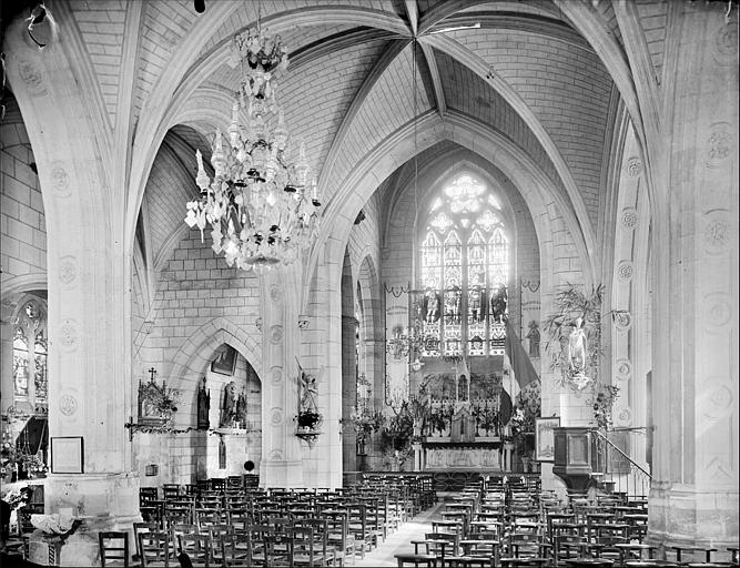 Vue intérieure de la nef vers le choeur