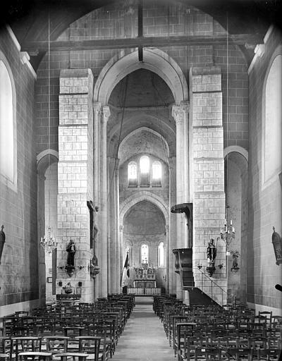 Vue intérieure de la nef vers le choeur