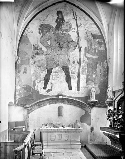 Vue intérieure de la chapelle seigneuriale : Peinture murale représentant saint Christophe. Tombeau et autel de Philippe du Moulin