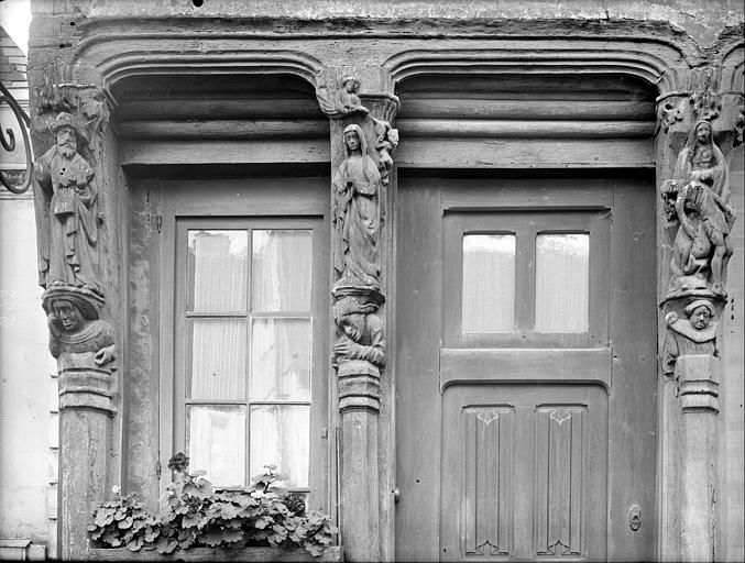 Façade sur rue : Décor sculpté