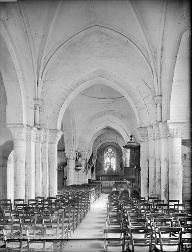 Vue intérieure de la nef vers le choeur