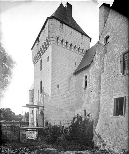 Façade sud : Donjon et pont-levis