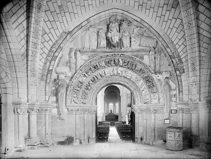 Portail de la façade ouest sous le porche