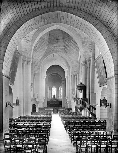 Vue intérieure de la nef vers le choeur