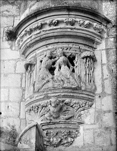 Logis Royal, Tour d'Agnès Sorel : Console sculptée sous la tourelle en encorbellement