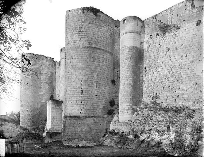 Vieux Château : Enceinte sud (tours côté ouest)