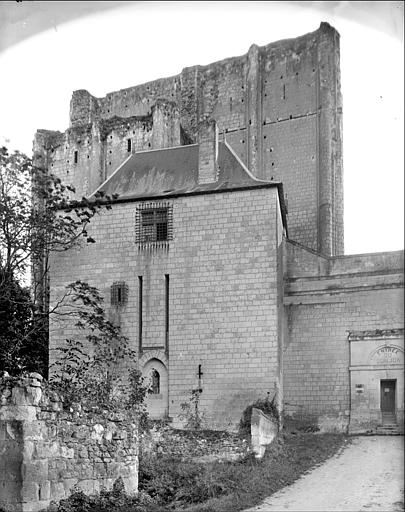 Vieux Château : Entrée du donjon, petit donjon et grand donjon, côté nord