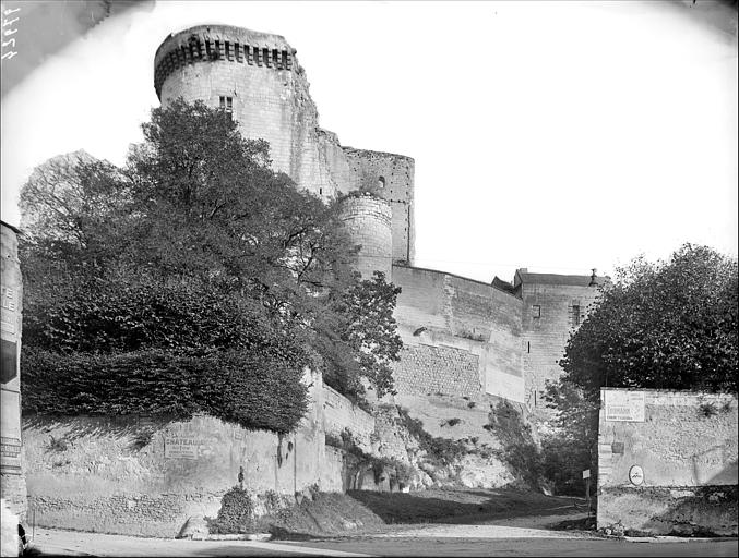 Vieux Château : Tour Neuve ou tour Louis XI et enceinte, côté ouest