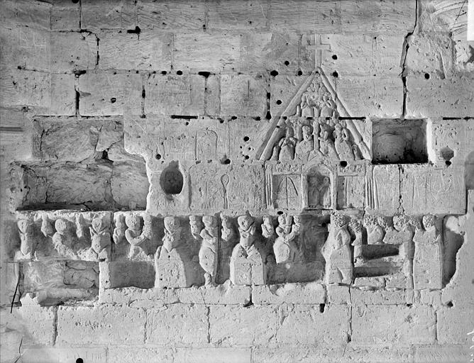 Vieux Château, Salle des Gardes de la Tour Neuve ou tour Louis XI : Reliefs exécutés par des prisonniers