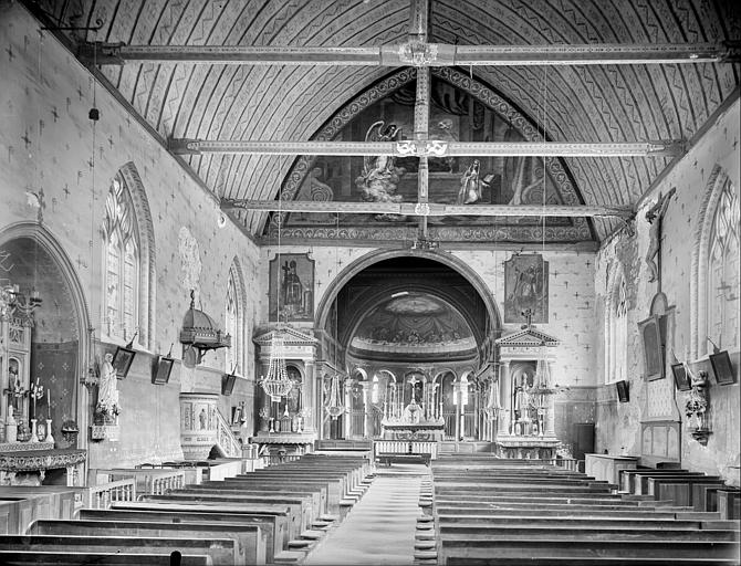 Vue intérieure de la nef vers le choeur