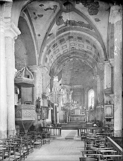 Vue intérieure de la nef vers le choeur