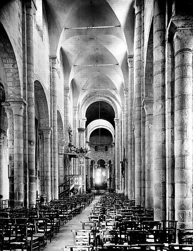 Vue intérieure de la nef vers le choeur