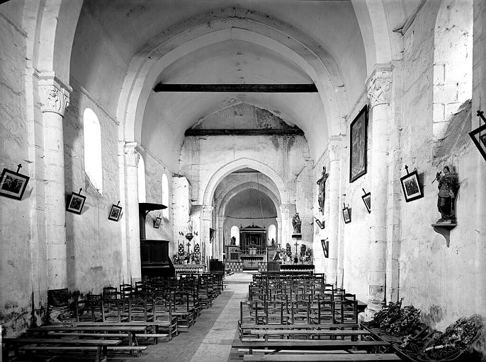 Vue intérieure de la nef vers le choeur