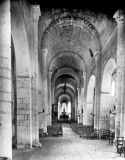 Vue intérieure de la nef vers le choeur