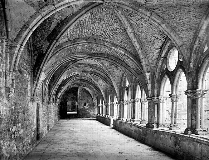 Cloître : Vue intérieure de la galerie nord, vers l'est