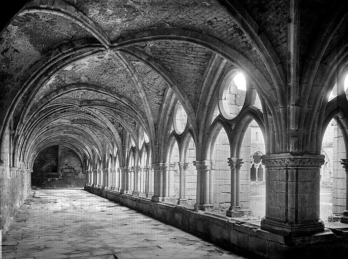 Cloître : Vue intérieure de la galerie ouest, vers le nord