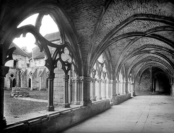 Cloître : Vue intérieure de la galerie sud, vers l'est