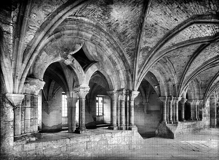 Salle capitulaire : Arcades côté cloître