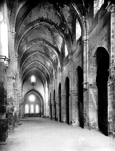 Eglise : Vue intérieure de la nef vers le choeur