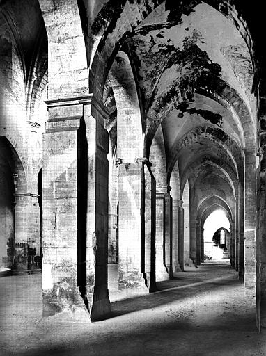 Eglise : Vue intérieure du bas-côté sud, vers l'est