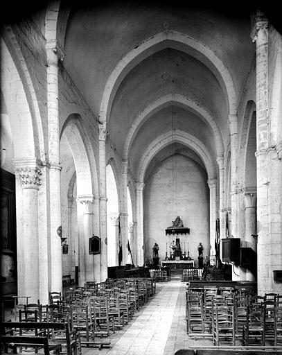 Vue intérieure de la nef vers le choeur