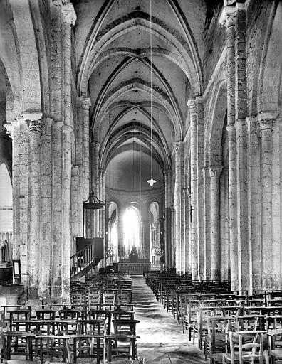 Vue intérieure de la nef vers le choeur