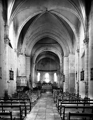 Vue intérieure de la nef vers le choeur