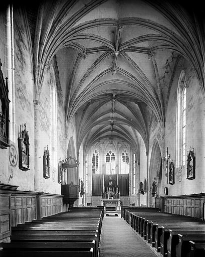 Vue intérieure de la nef vers le choeur