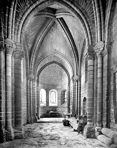 Vue intérieure de la nef vers le choeur