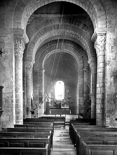 Vue intérieure de la nef vers le choeur