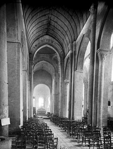 Vue intérieure de la nef vers le choeur