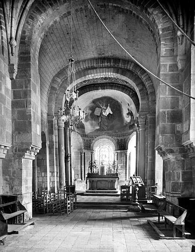 Vue intérieure de la nef vers le choeur