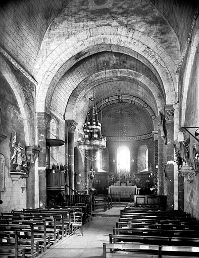 Vue intérieure de la nef vers le choeur