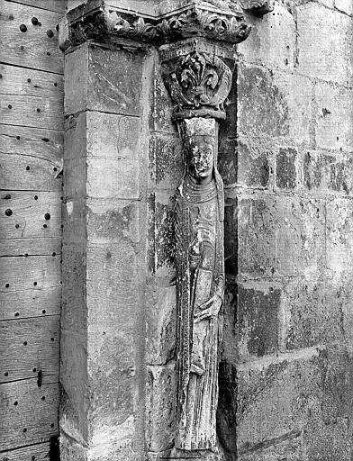 Portail de la façade ouest : Statue-colonne du piédroit, côté droit